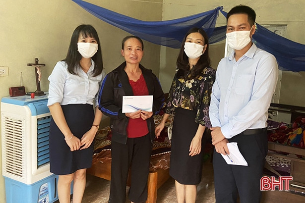 OceanBank Hà Tĩnh trao gần 50 triệu đồng giúp người nghèo đón tết