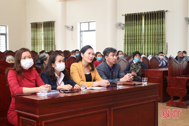 Hơn 30 suất quà đến với người nghèo, gia đình chính sách ở Hương Khê
