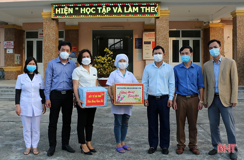 Phó Chủ tịch UBND tỉnh Lê Ngọc Châu chúc tết, tặng quà các cơ sở y tế