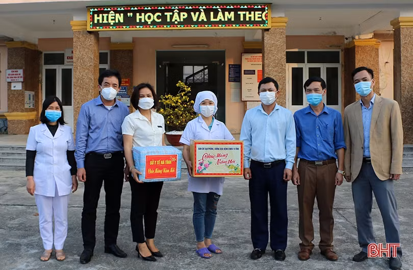 Phó Chủ tịch UBND tỉnh Lê Ngọc Châu chúc tết, tặng quà các cơ sở y tế