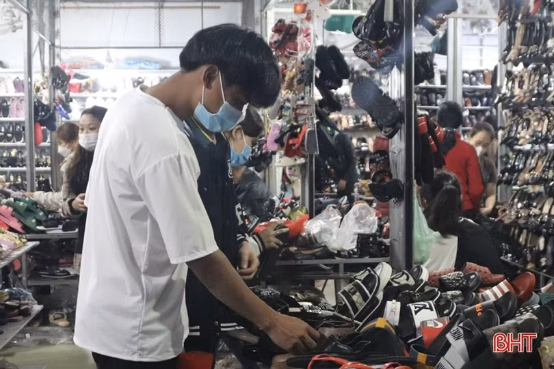 Khám phá chợ đêm ở phố núi Hương Sơn dịp tết Nguyên đán