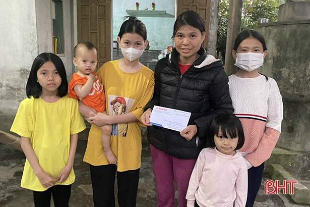 Hội Golf và Báo Hà Tĩnh trao quà hỗ trợ 56 hoàn cảnh đặc biệt khó khăn