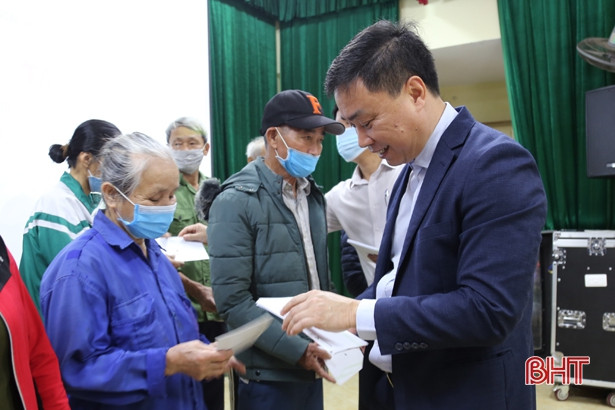 Vietcombank Hà Tĩnh dành 825 triệu đồng trao quà tết cho người nghèo