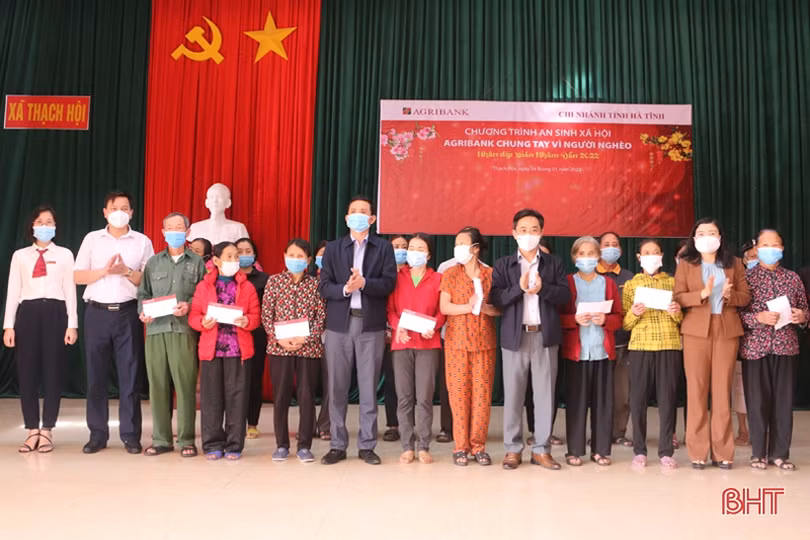 Phó Bí thư Thường trực Tỉnh ủy Trần Thế Dũng tặng quà tết cho người nghèo ở Thạch Hà