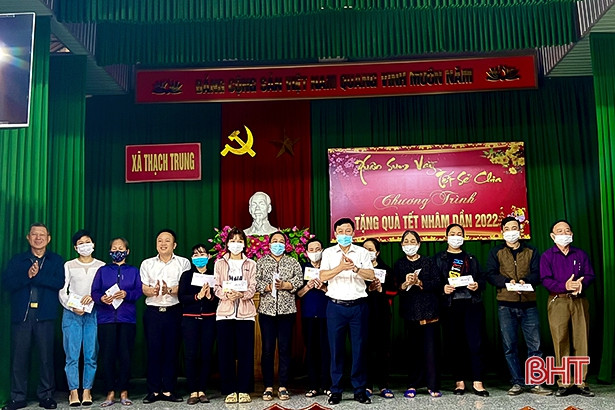 Trao 220 suất quà tết cho các hoàn cảnh khó khăn ở thành phố Hà Tĩnh và Nghi Xuân