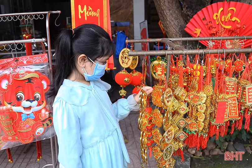 Tết cận kề, thị trường đồ trang trí ở Hà Tĩnh lại “hút” khách