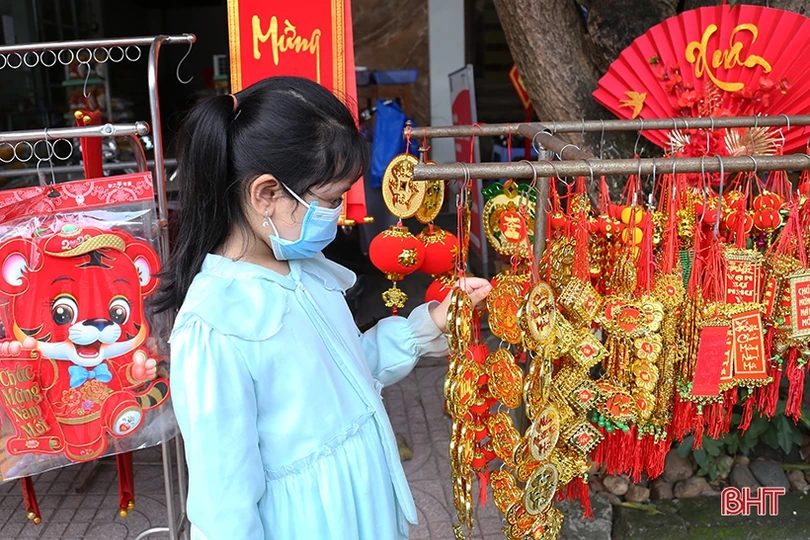 Tết cận kề, thị trường đồ trang trí ở Hà Tĩnh lại “hút” khách