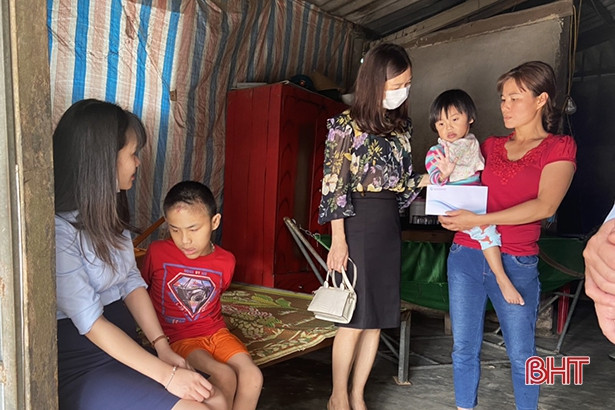 OceanBank Hà Tĩnh trao gần 50 triệu đồng giúp người nghèo đón tết