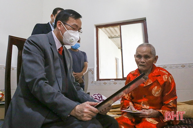 Lãnh đạo huyện Can Lộc dâng hương tại các địa chỉ đỏ, tri ân gia đình chính sách