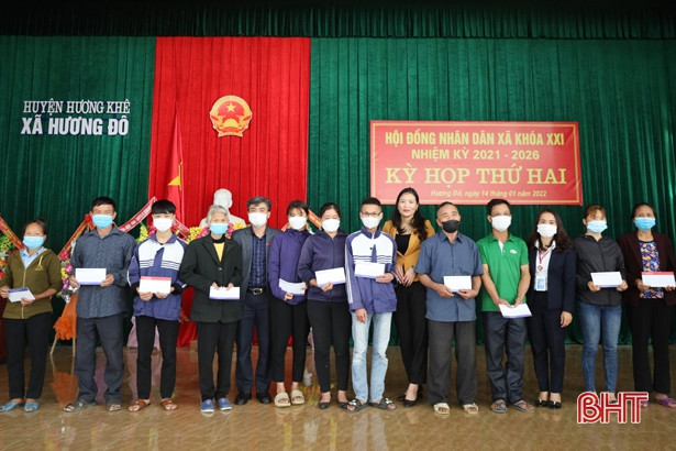 Hơn 30 suất quà đến với người nghèo, gia đình chính sách ở Hương Khê