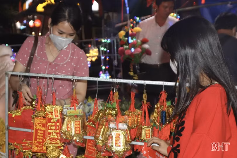 Khám phá chợ đêm ở phố núi Hương Sơn dịp tết Nguyên đán