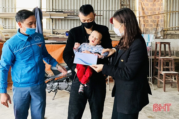 OceanBank Hà Tĩnh trao gần 50 triệu đồng giúp người nghèo đón tết