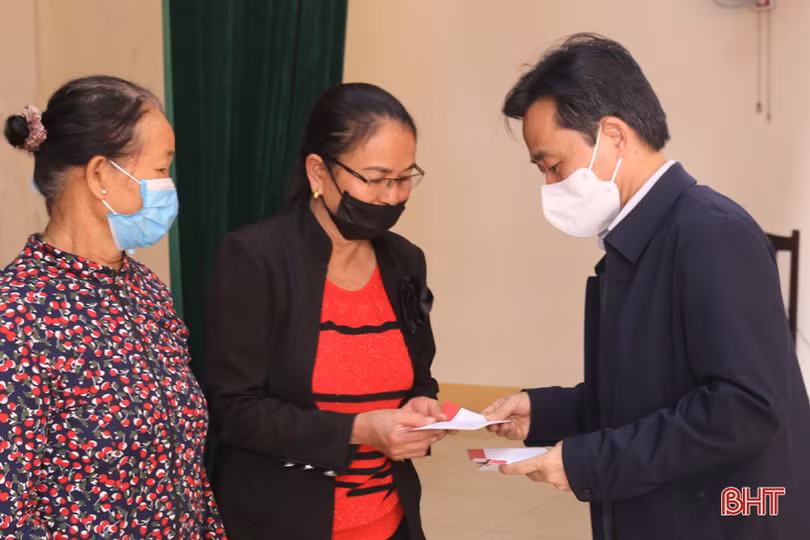 Phó Bí thư Thường trực Tỉnh ủy Trần Thế Dũng tặng quà tết cho người nghèo ở Thạch Hà