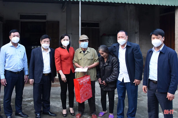 Trao 500 suất quà cho các hộ nghèo, hoàn cảnh đặc biệt khó khăn tại Nghi Xuân