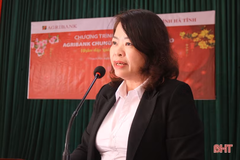 Phó Bí thư Thường trực Tỉnh ủy Trần Thế Dũng tặng quà tết cho người nghèo ở Thạch Hà