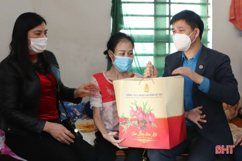 Tổng Liên đoàn Lao động Việt Nam trao quà tết cho người lao động Hà Tĩnh