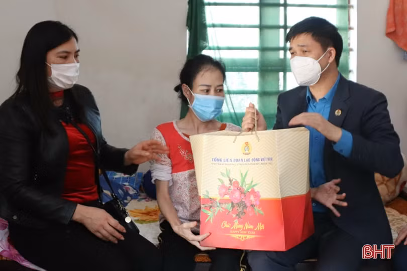 Tổng Liên đoàn Lao động Việt Nam trao quà tết cho người lao động Hà Tĩnh