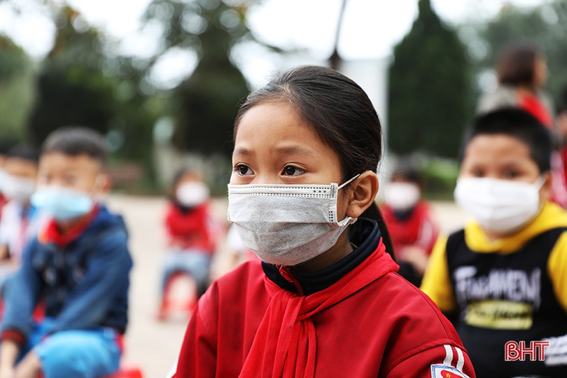 Báo Hà Tĩnh trao 73 suất quà tết cho học sinh nghèo vùng thượng Kỳ Anh