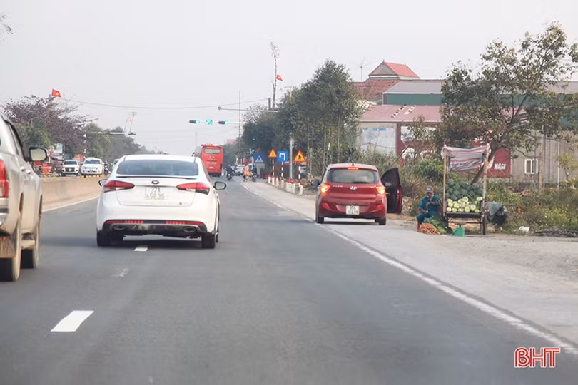 Tái diễn tình trạng lấn chiếm lòng, lề đường quốc lộ 1 bán rau, củ ở Thạch Liên