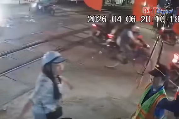 Một phụ nữ hành hung 2 nhân viên gác chắn đang làm nhiệm vụ