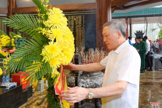 Nguyên lãnh đạo Đảng, Nhà nước dâng hương và tặng quà người có công tại Ngã ba Đồng Lộc