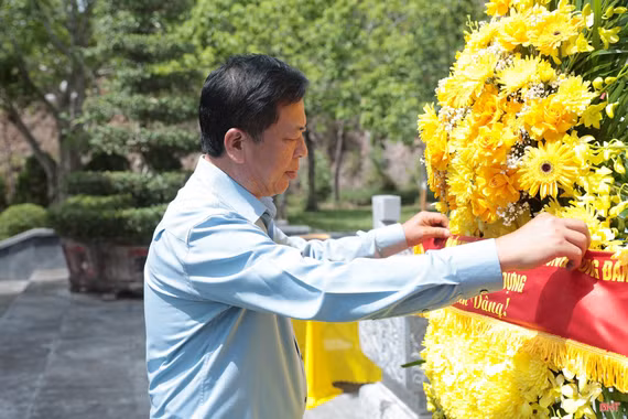 Bộ trưởng Bộ Xây dựng dâng hương tri ân các anh hùng liệt sĩ tại Hà Tĩnh