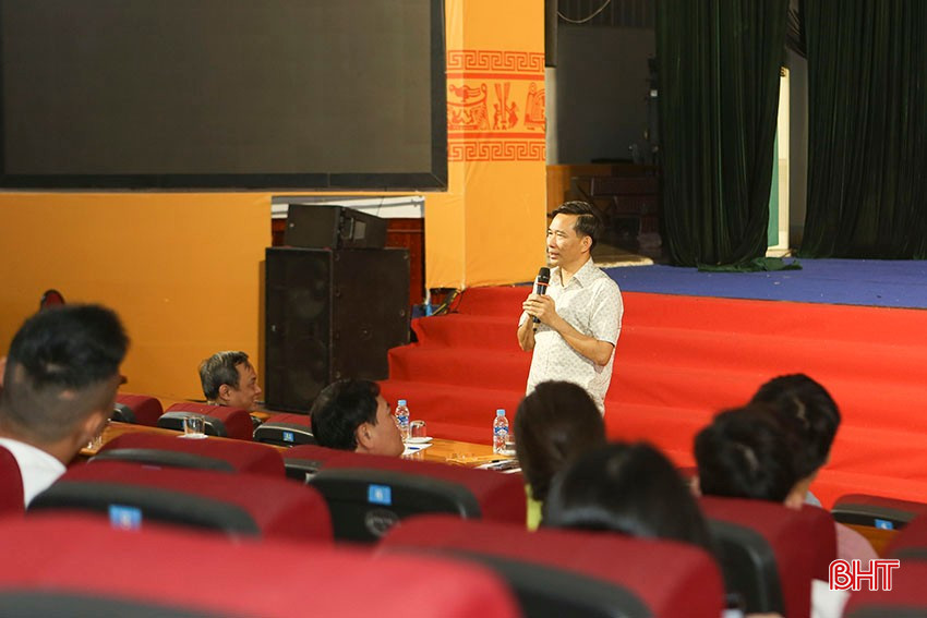Giám đốc Sở VH-TT&DL Nguyễn Viết Trường góp ý giúp ê-kíp tiếp tục hoàn thiện chương trình. bqbht_br_a6.jpg