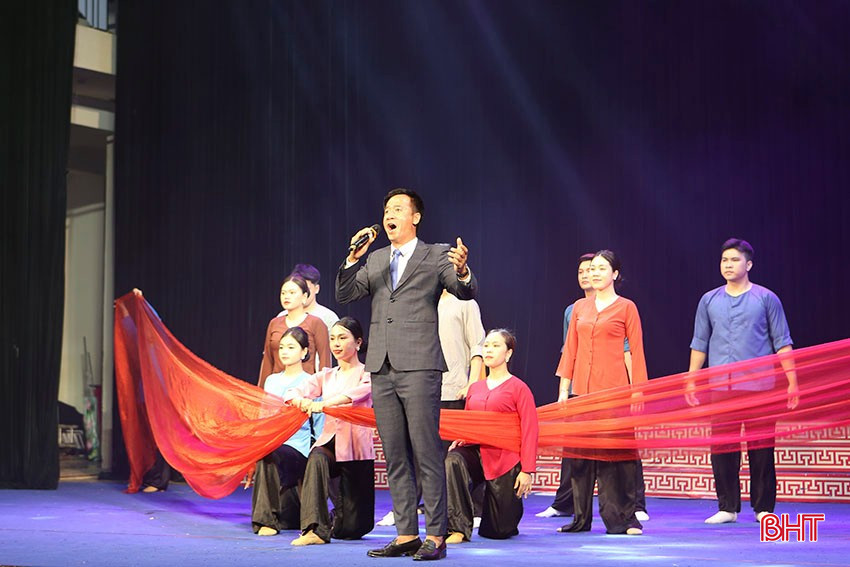 Đơn ca nam "Hát mãi tên Người - Hồ Chí Minh". bqbht_br_a4.jpg