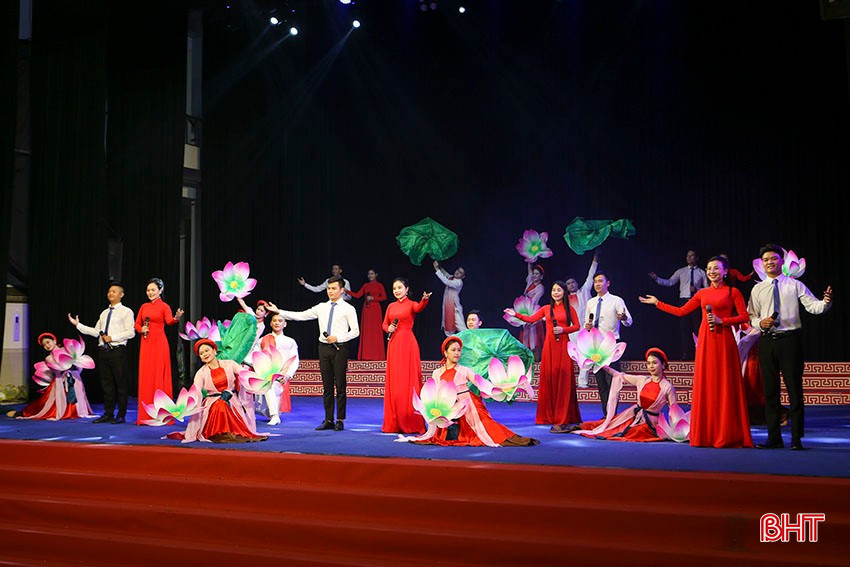 Tiết mục Tổ khúc dân ca ví, giặm "Vui hội Làng Sen thêm nhớ ơn Người" mở màn chương trình. bqbht_br_a1.jpg
