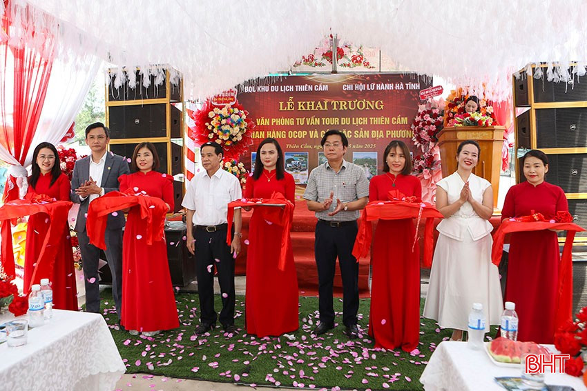 Các đại biểu cắt băng khai trương văn phòng bqbht_br_a7.jpg