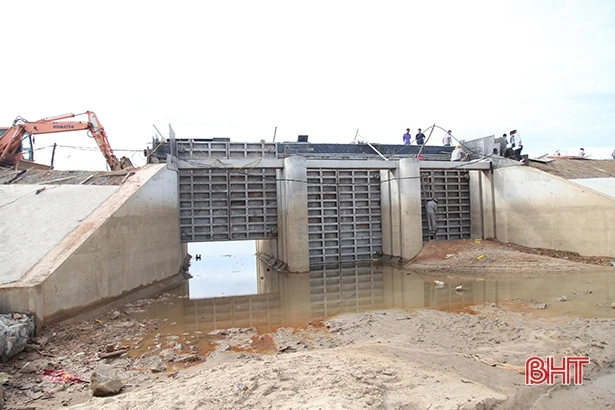 Các công trình “vượt lũ” ở Hà Tĩnh “đua” tiến độ trước mùa mưa bão