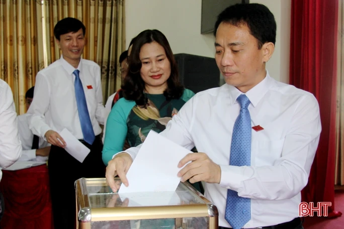 Hương Sơn bầu bổ sung Phó Chủ tịch HĐND và Phó Chủ tịch UBND huyện