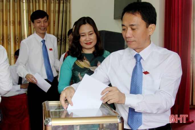 Hương Sơn bầu bổ sung Phó Chủ tịch HĐND và Phó Chủ tịch UBND huyện