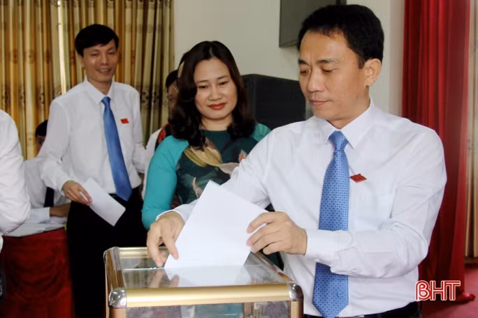 Hương Sơn bầu bổ sung Phó Chủ tịch HĐND và Phó Chủ tịch UBND huyện