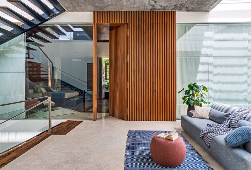 Biệt thự 3 tầng độc đáo với những bức tường nghiêng