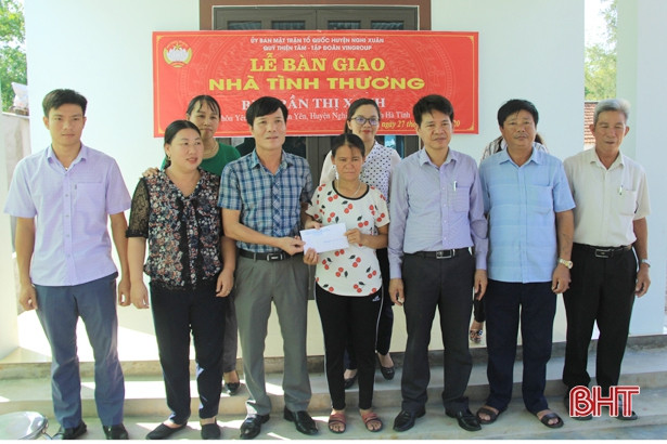 Bàn giao nhà tình thương cho 3 hộ nghèo Nghi Xuân