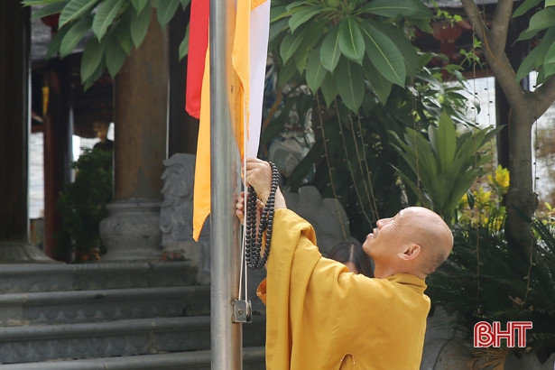 Thượng cờ Tổ quốc tại một số cơ sở tôn giáo ở Hà Tĩnh