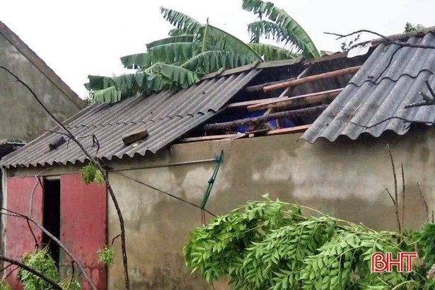 Lốc xoáy làm tốc mái 9 nhà dân ở xã ven biển Hà Tĩnh