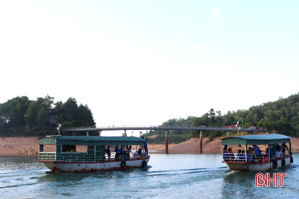 Tuổi trẻ Cẩm Xuyên thả 500 kg cá giống về Khu Bảo tồn thiên nhiên Kẻ Gỗ