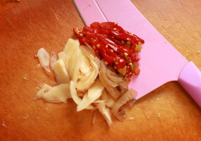 Cuối tuần làm tim heo xào nấm chỉ mất vài phút nhưng cả nhà đều thích