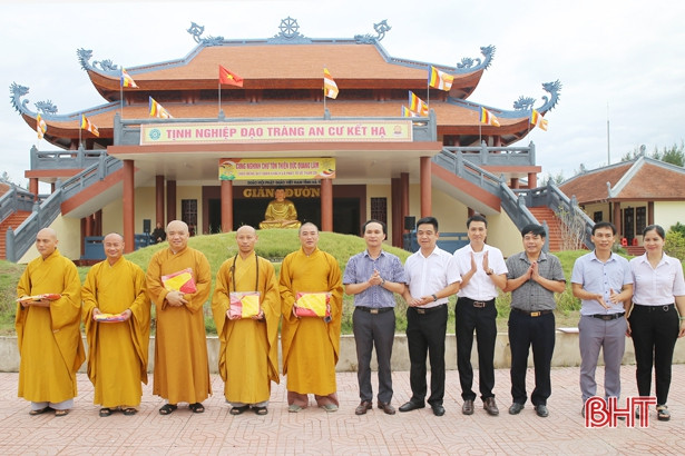 Thượng cờ Tổ quốc tại một số cơ sở tôn giáo ở Hà Tĩnh