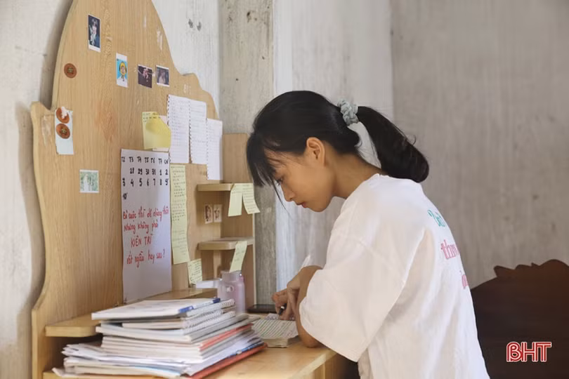 Vừa được kết nạp Đảng, nữ sinh trường huyện trở thành 1 trong 3 thí sinh đạt điểm khối C cao nhất Hà Tĩnh