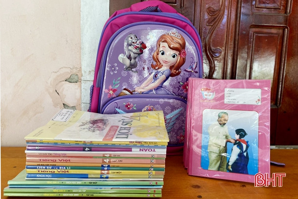 Gần 100 suất quà “nâng bước tới trường” cho học sinh nghèo Thạch Hà