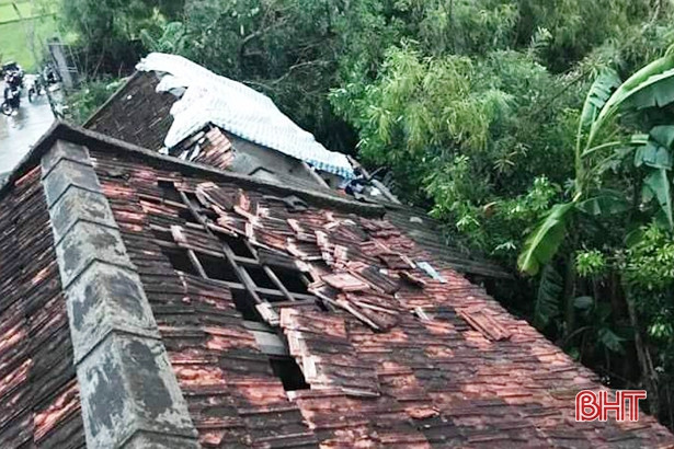 Lốc xoáy làm tốc mái 9 nhà dân ở xã ven biển Hà Tĩnh