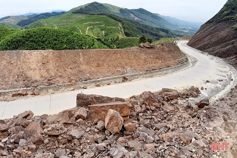 Khắc phục 23 điểm sạt lở trên tuyến đường Phúc Trạch - Hương Liên