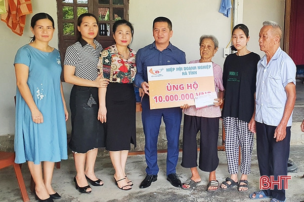 Hiệp hội Doanh nghiệp Hà Tĩnh trao 30 triệu cho bé trai mắc ung thư “kép”