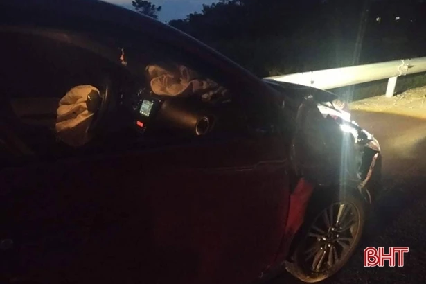 Đâm vào trâu trên QL 1A qua Hà Tĩnh, “xế hộp” biển Nghệ An méo đầu, bung cả 2 túi khí