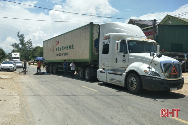 Hà Tĩnh: Va chạm xe container, 1 người nhập viện cấp cứu
