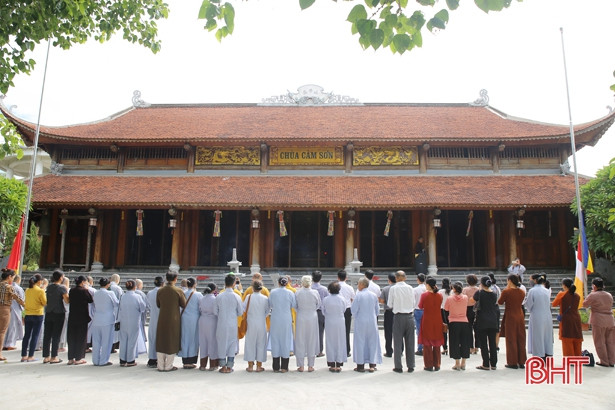 Thượng cờ Tổ quốc tại một số cơ sở tôn giáo ở Hà Tĩnh