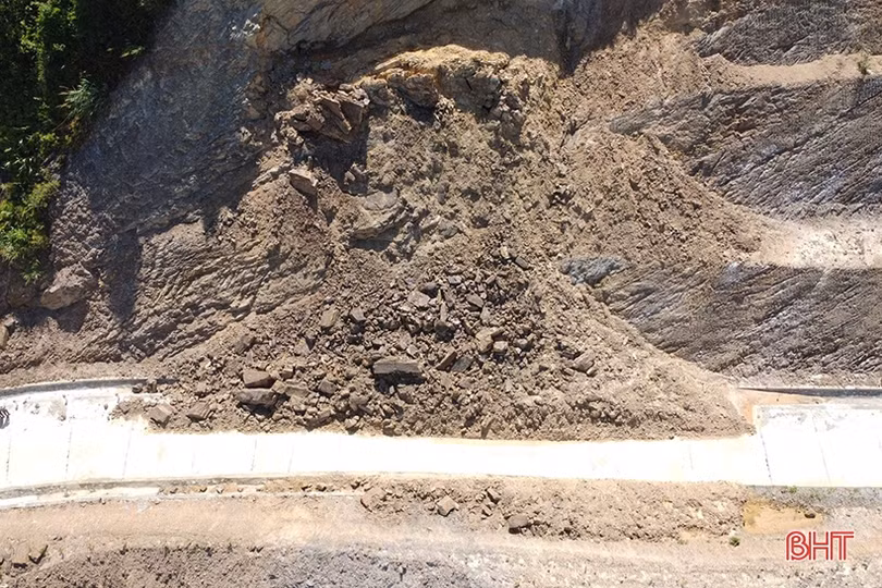 Khắc phục 23 điểm sạt lở trên tuyến đường Phúc Trạch - Hương Liên